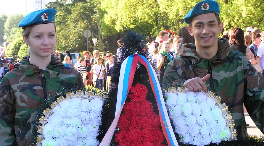Возложение цветов к памятнику "Подвиг во имя жизни" &copy;&nbsp;Юлия Баранова (с)