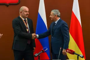 Станислав Черчесов и Вячеслав Битаров &copy;&nbsp;Фото пресс-службы правительства Северной Осетии