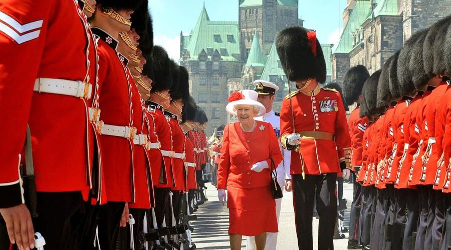 Королева Англии Елизавета II и гвардейцы Букингемского дворца © Фото с сайта royal.uk