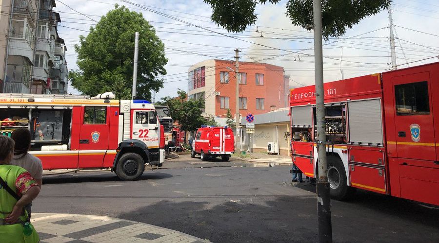 Пожар на пересечении улиц Карасунской и Октябрьской в Краснодаре © Фото Дарьи Роменской