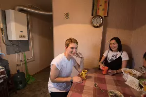 Валера и волонтер Алена на кухне тренировочной квартиры &copy;&nbsp;Фото Елены Синеок, Юга.ру