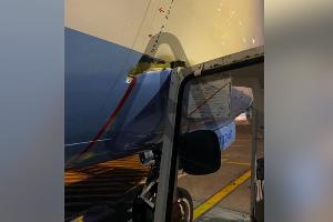 Последствия столкновения самолета с багажным тягачом, Адлер, 4 июня 2023 г. © Скриншот публикации в телеграм-канале «Авиаторщина», T.me/aviatorshina