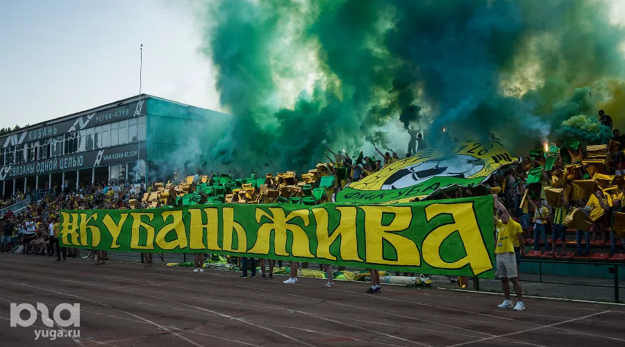 Болельщики на матче между «Кубанью» и «Абинском» &copy;&nbsp;Фото Елены Синеок, Юга.ру