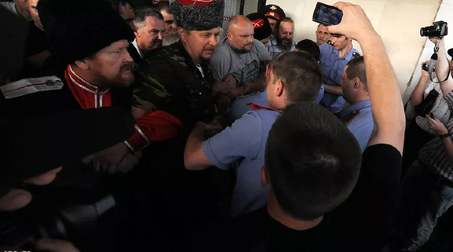 Акция протеста против Марата Гельмана перед открытием выставки Icons &copy;&nbsp;Елена Синеок. ЮГА.ру