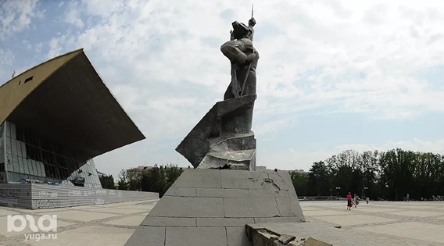 Отреставрированный парк перед кинотеатром "Аврора" &copy;&nbsp;Михаил Ступин, ЮГА.ру