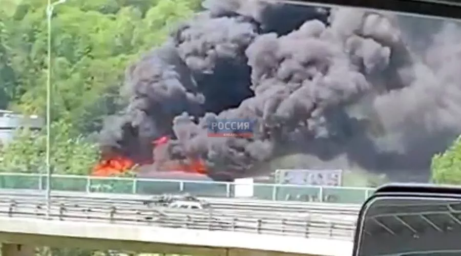 Стоп-кадр видео пожара на улице Пластунской в Сочи 6 мая &copy;&nbsp;телеграм-канал &laquo;Россия. Кубань. Новости&raquo;, @russiakuban