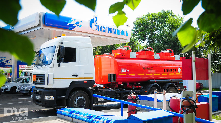 Проверка качества топлива на заправке сети АЗС "Газпромнефть-Юг" © Елена Синеок, ЮГА.ру