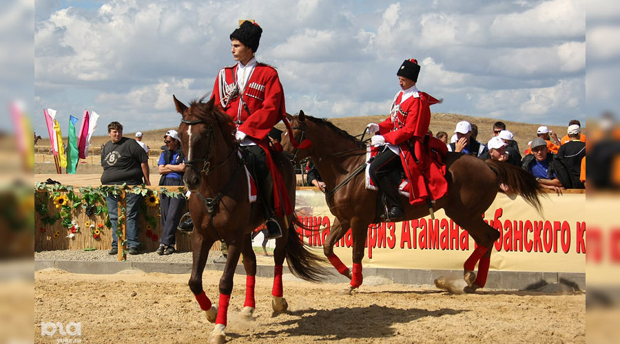 Тамань краснодарский край праздник казаки. Таманская станица казаки. Памятник запорожским казакам в тамани. Тамань деревня казаков. Тамань фестиваль казаки.