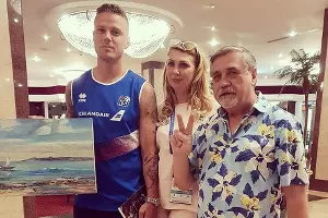 Исландец с подаренной картиной  &copy;&nbsp;Фото со страницы instagram.com/footballiceland/