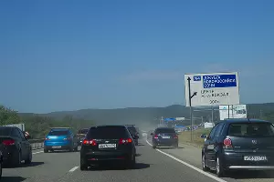 Нарушители на обочине, создающие пробки &copy;&nbsp;Фото Евгения Мельченко, Юга.ру