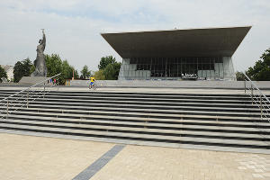 Отреставрированный парк перед кинотеатром "Аврора" © Фото Михаила Ступина, Юга.ру