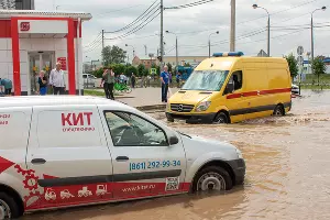 Последствия ливня на улице Московской &copy;&nbsp;Фото Дмитрия Пославского, Юга.ру