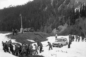 Майский поход накануне Дня Победы к воинскому обелиску на развилке туристских троп перевалов Аишхо-1 и Аишхо-2, 1985 год &copy;&nbsp;Фото Георгия Анастасиади