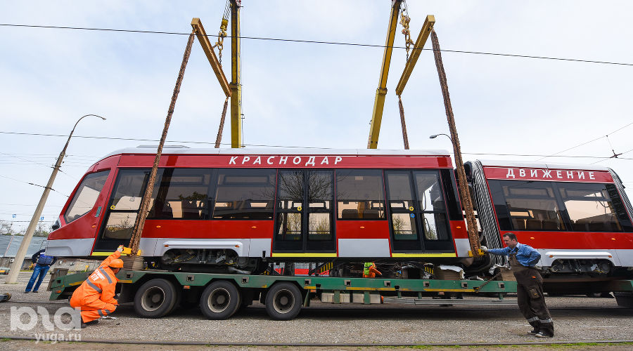 Новый трехсекционный трамвай "Витязь"  © Елена Синеок, ЮГА.ру
