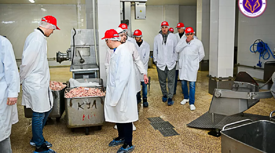 Экскурсия ФК «Армавир» на мясоконсервный комбинат &copy;&nbsp;Фото с официального сайта ФК &laquo;Армавир&raquo;