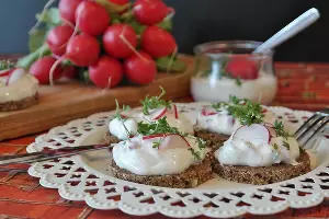 Зерновой хлеб с редиской и сметаной &copy;&nbsp;Фото RitaE, pixabay.com