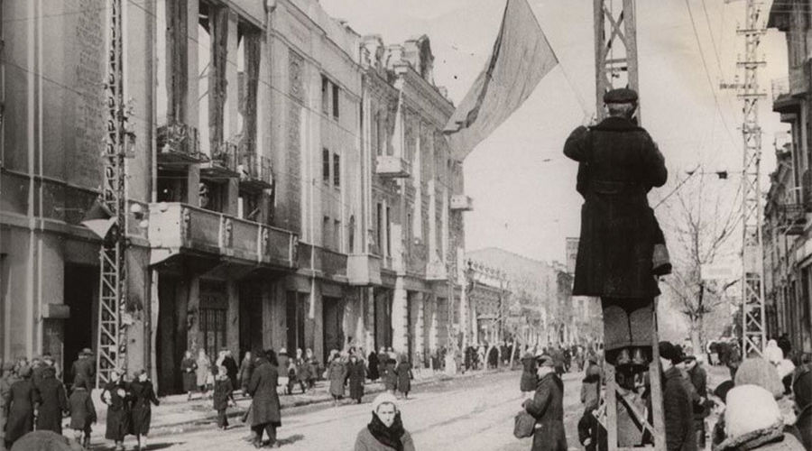 Краснодар освобожденный, угол улиц Красной и Гоголя, 1943 год © Фото с сайта myekaterinodar.ru