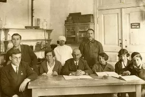 Профессор Н. П. Пятницкий с коллективом кафедры биохимии,1950-е годы &copy;&nbsp;Фото предоставлено пресс-службой КубГМУ