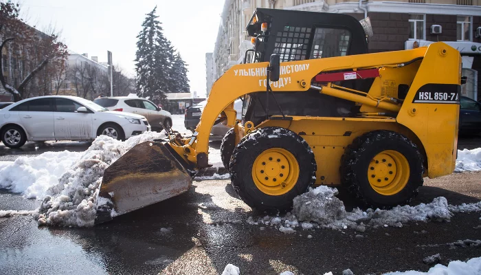 Уборка снега в Краснодаре &copy;&nbsp;Фото Елены Синеок, Юга.ру