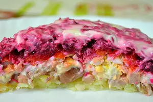 Салат «Сельдь под шубой» &copy;&nbsp;Скриншот с видео канала &laquo;Семейная кухня&raquo; youtube.com/channel/UCnLm2fpeBqs3alj_MSEl9WQ