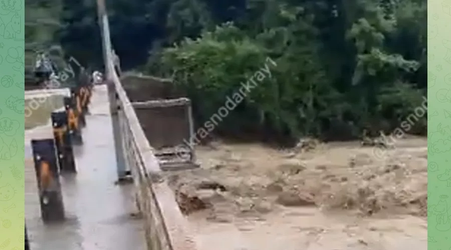 Разрушенный мост через реку Чепси. 3 августа 2025 г. &copy;&nbsp;Скриншот видео телеграм-канала &laquo;Краснодар и край&raquo;, t.me/krasnodarkray1