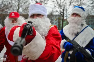 Парад Дедов Морозов в Краснодаре &copy;&nbsp;Елена Синеок, ЮГА.ру