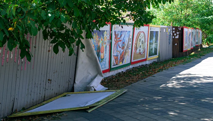 Выставка детских рисунков в Краснодаре у Тургеневского моста &copy;&nbsp;Фото Юли Шафаростовой, Юга.ру