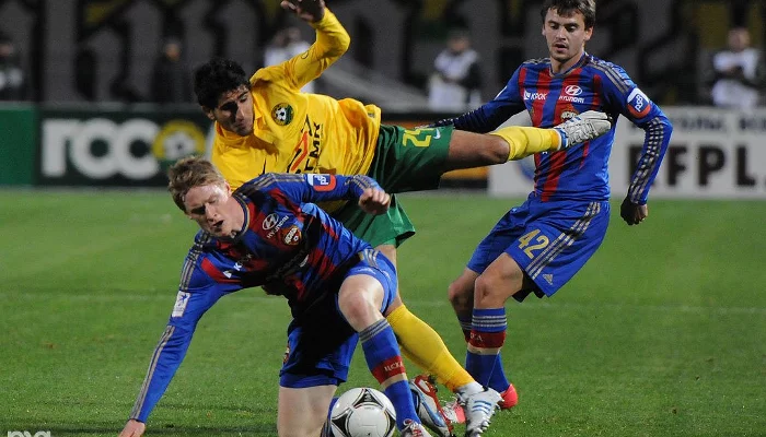 На глазах у Георгия Щенникова (№42) Арас Озбилиз (в центре) проигрывает единоборство Расмусу Эльму &copy;&nbsp;Елена Синеок, ЮГА.ру