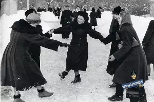 Хоровод в сквере им. К.Е. Ворошилова, зима 1956–1957 &copy;&nbsp;Фото из семейного архива И.Гайдашева, myekaterinodar.ru