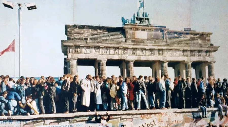 Ноябрь 1989 года. Берлинская стена с взобравшимися на неё немцами на фоне Бранденбургских ворот. &copy;&nbsp;Файл доступен по лицензии Creative Commons Attribution-Share Alike 3.0 Unported