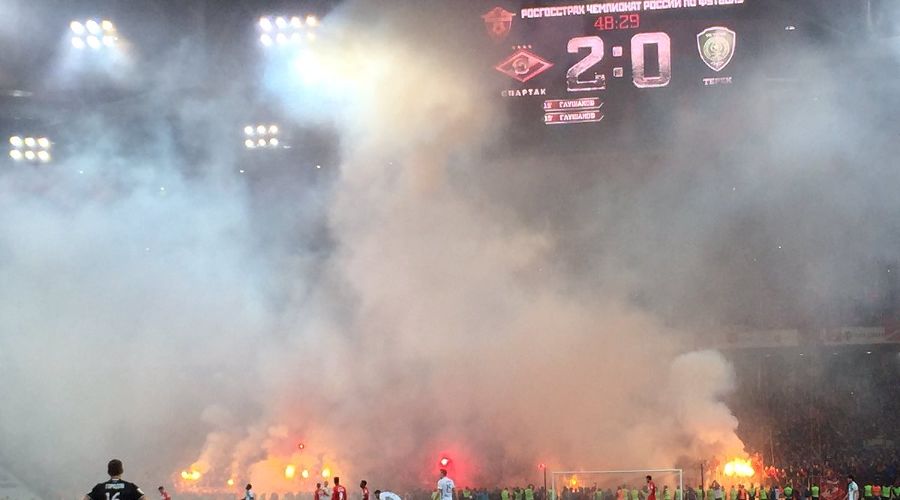 Матч «Спартак» - «Терек» приостановили из-за пиротехники © Фото из твиттера Dmitry Egorov, twitter.com/edim_sport