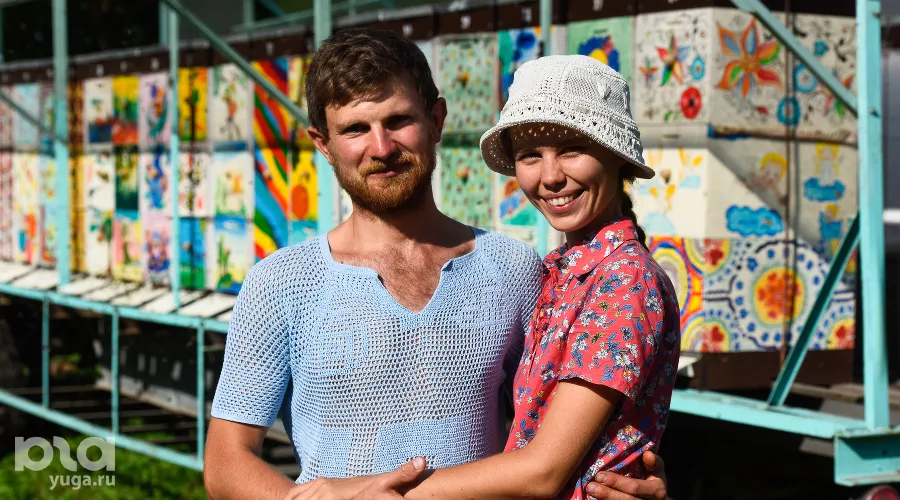 Павел и Виктория Хомяковы на пасеке &copy;&nbsp;Фото Елены Синеок, Юга.ру