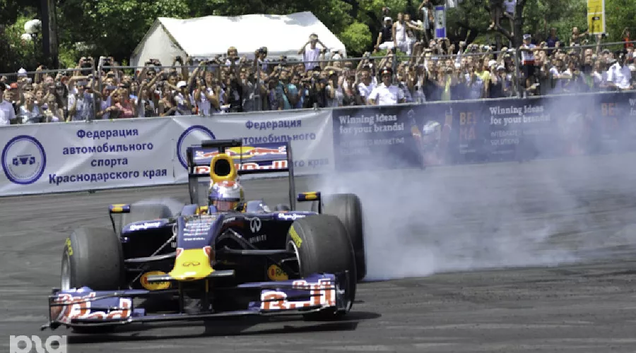 Команда Red Bull Racing на фестивале "Формула Сочи" &copy;&nbsp;Елена Синеок. ЮГА.ру