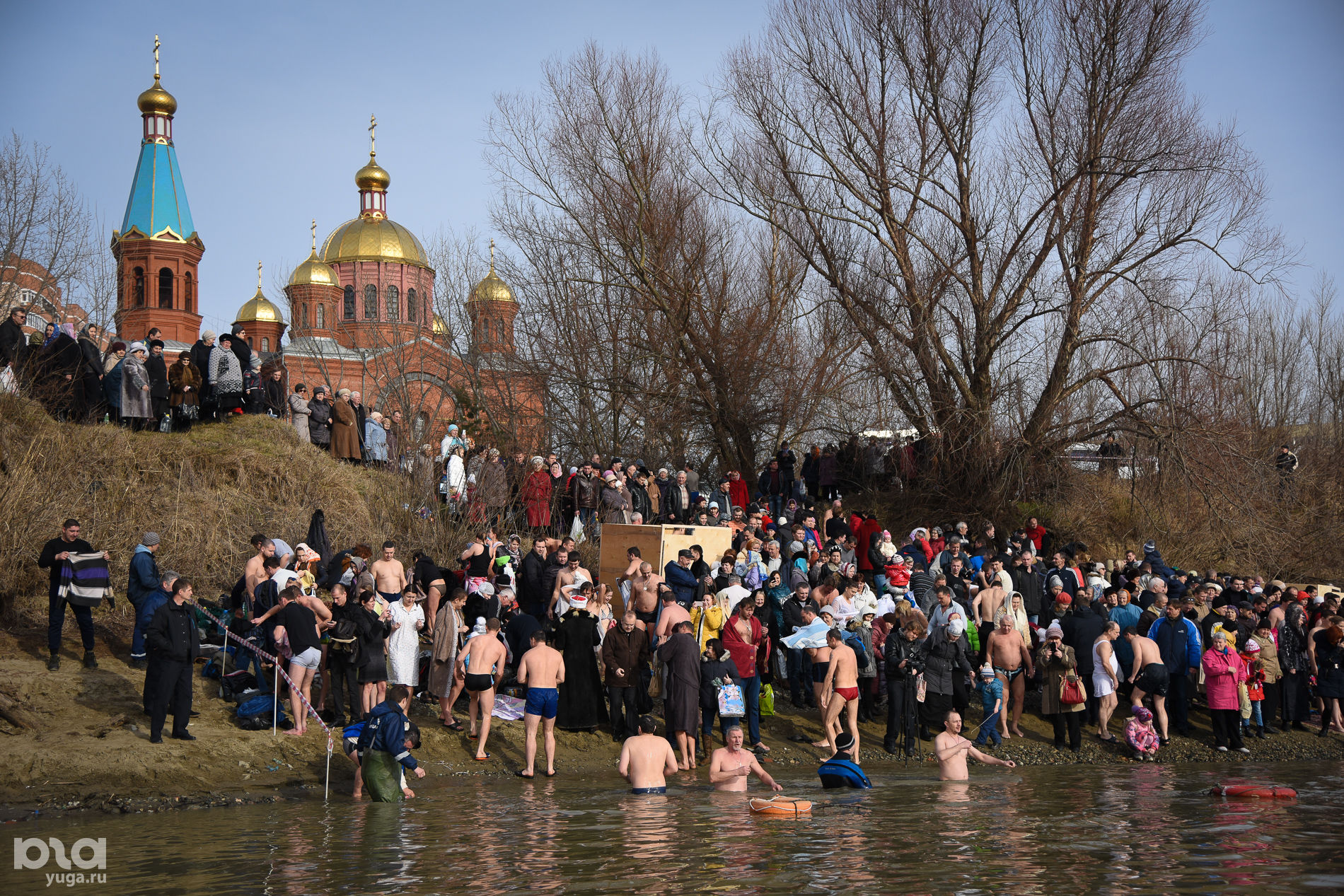 крещенские купания в юмр. крещенские купания 2023. с крещением 19. окунание в прорубь на крещение. подростки в проруби.