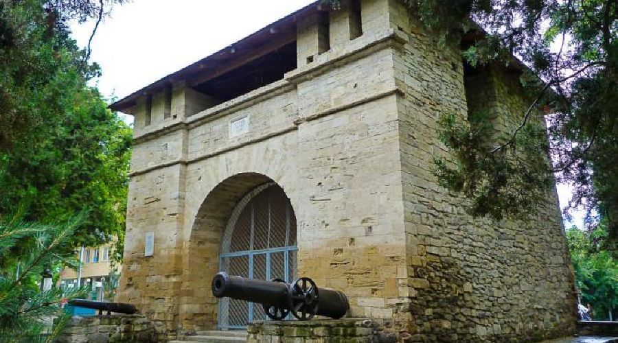 Историко-архитектурный памятник Русские ворота, Анапа © Фото с официального сайта администрации Анапы anapa-official.ru