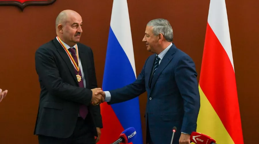 Станислав Черчесов и Вячеслав Битаров &copy;&nbsp;Фото пресс-службы правительства Северной Осетии