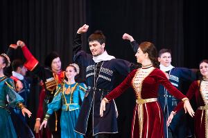 Концертный номер «Дружба» в исполнении ансамблей народных танцев «Кубань» и кавказских танцев «Зихи» © Фото Елены Синеок, Юга.ру