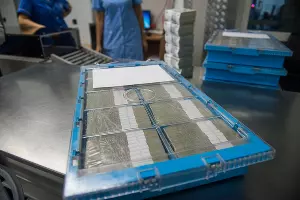 Работники кассового подразделения проверяют целостность упаковки и укладывают банкноты в кассеты &copy;&nbsp;Фото Елены Синеок, Юга.ру