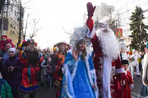 Парад Дедов Морозов и открытие рождественской ярмарки в Краснодаре &copy;&nbsp;Фото Елены Синеок, Юга.ру