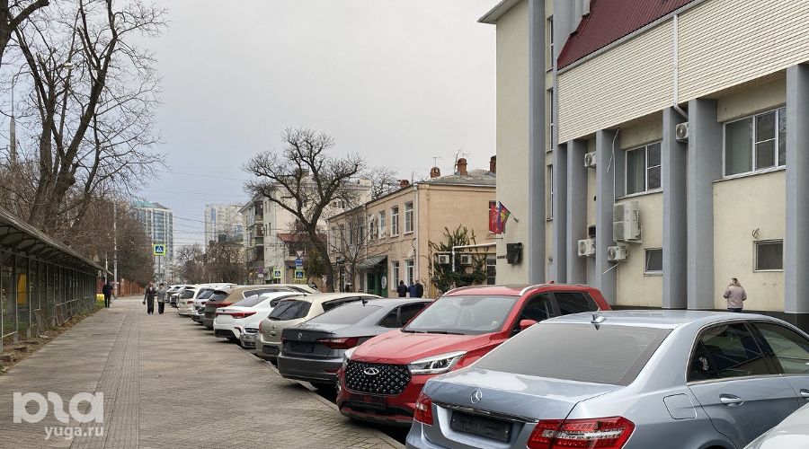 Автомобили без номеров на платной парковке на углу улиц Орджоникидзе и Октябрьской в Краснодаре, декабрь 2025 года &copy;&nbsp;Фото Александра Гончаренко, Юга.ру