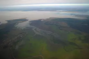 Краснодарское водохранилище (на заднем плане), аулы Пшикуйхабль (слева) и Тауйхабль (справа) &copy;&nbsp;Фото пользователя Gaggarin, wikimedia.org