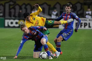 На глазах у Георгия Щенникова (№42) Арас Озбилиз (в центре) проигрывает единоборство Расмусу Эльму &copy;&nbsp;Елена Синеок, ЮГА.ру