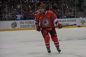 Владимир Путин принял участие в гала-матче Ночной хоккейной лиги в Сочи &copy;&nbsp;Нина Зотина, ЮГА.ру