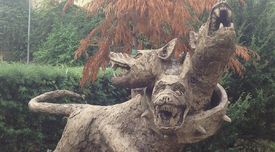 В Сочи установили скульптуру трехголового пса, охраняющего мяч ЧМ-2018 © Фото из канала t.me/sochinow