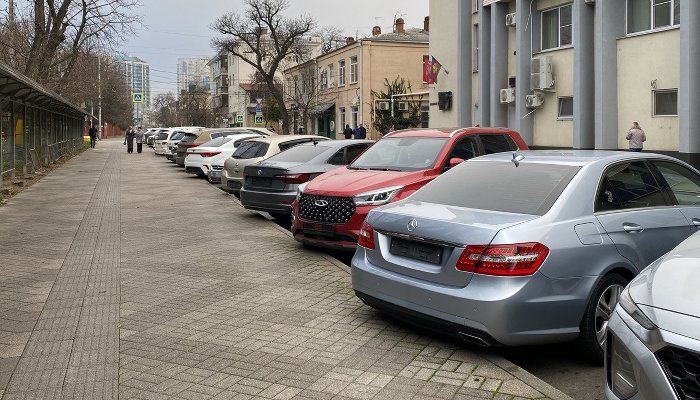 В Краснодаре заметили платную парковку, на которой регулярно снимают номерные знаки