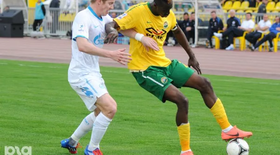 Ласина Траоре (справа) в борьбе с защитником питерского "Зенита" Томашом Губочаном &copy;&nbsp;Елена Синеок, ЮГА.ру