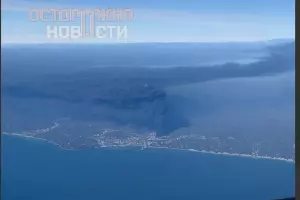 Дым от горящего в Туапсе НПЗ &copy;&nbsp;Скриншот фото из телеграм-канала &laquo;Осторожно, новости&raquo;