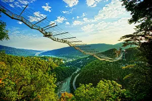 Вид на Ахштырское ущелье &copy;&nbsp;Фото пресс-службы скайпарка AJ Hackett Sochi