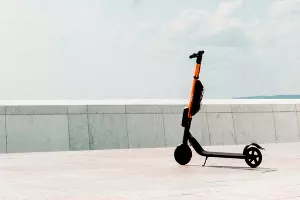 Самокат на набережной &copy;&nbsp;Фото Eduardo Alvarado, unsplash.com