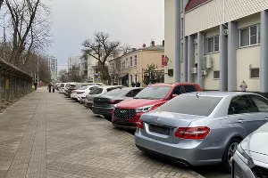 Автомобили без номеров на платной парковке на углу улиц Орджоникидзе и Октябрьской в Краснодаре, декабрь 2025 года &copy;&nbsp;Фото Александра Гончаренко, Юга.ру